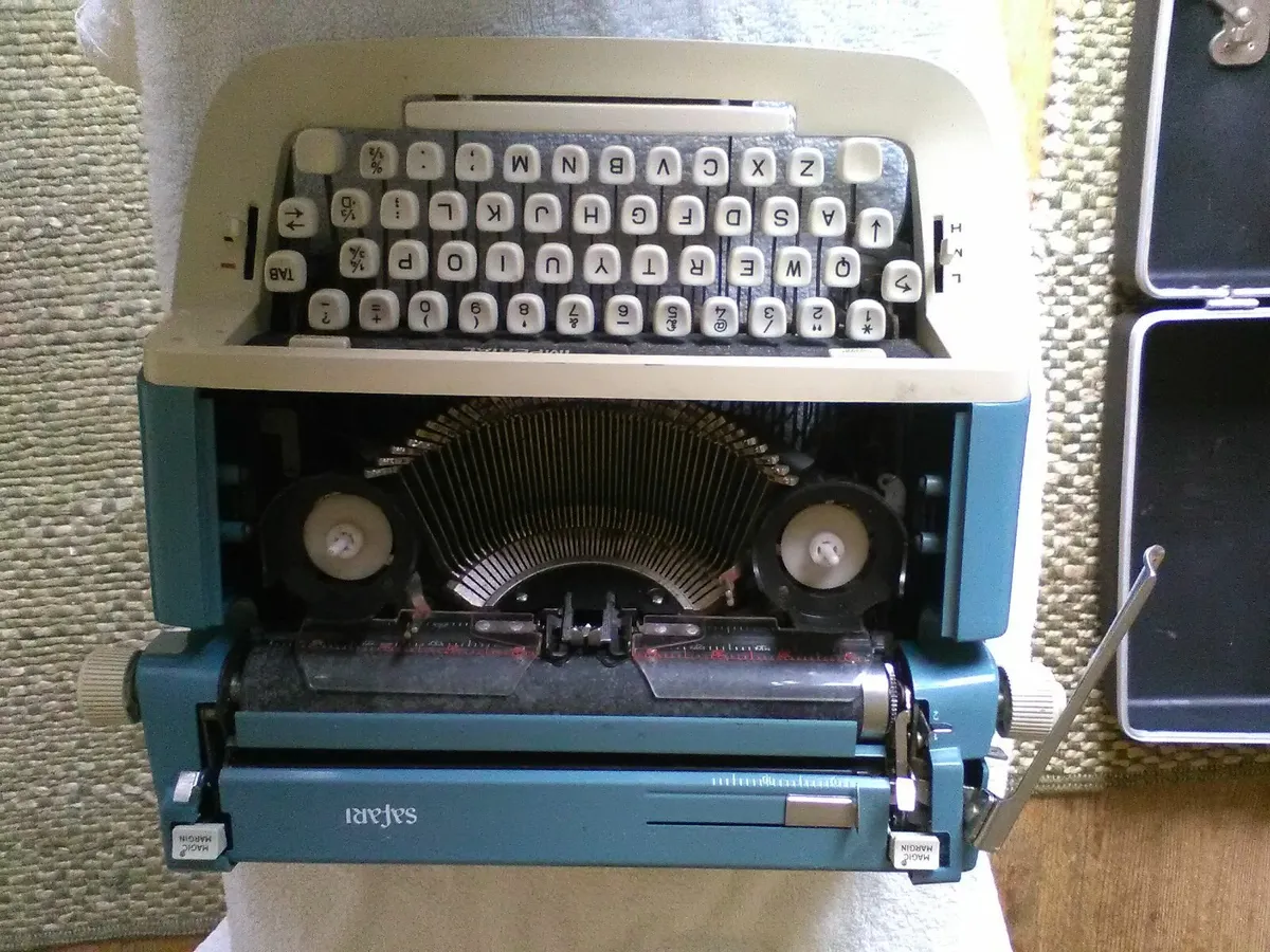 Portable Imperial Safari Typewriter & Black Case - Image 2