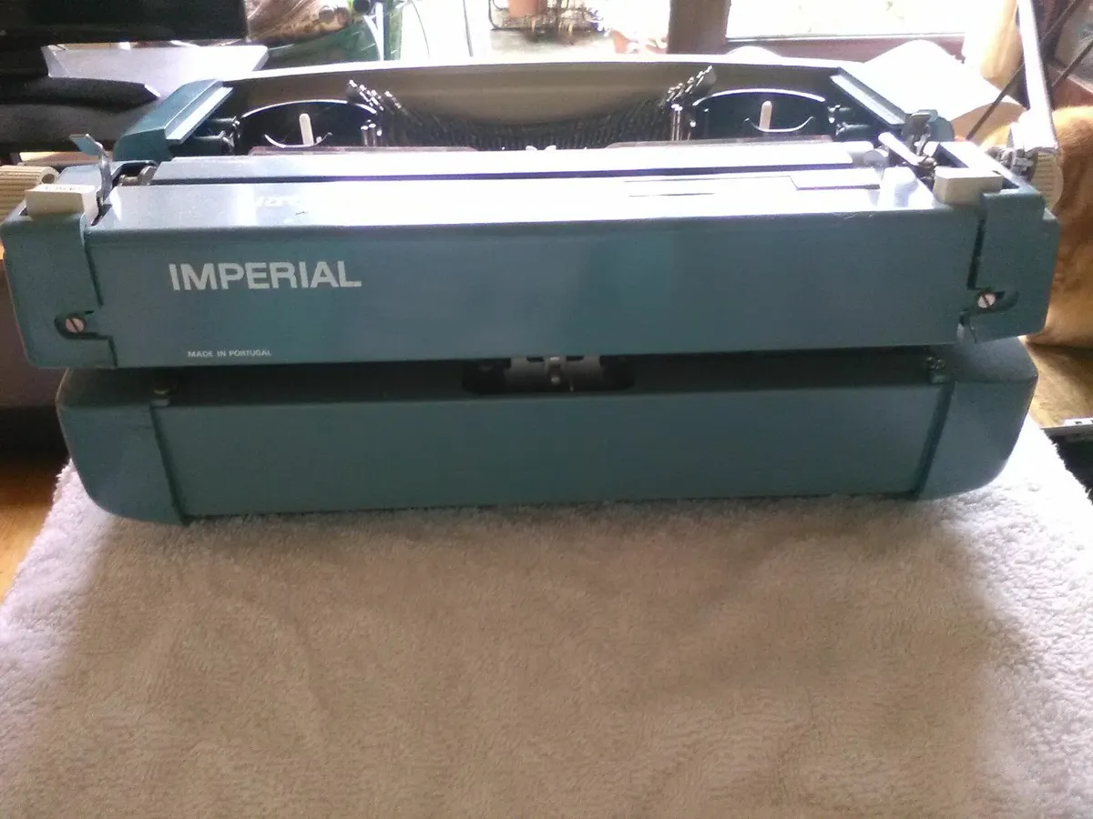 Portable Imperial Safari Typewriter & Black Case - Image 3