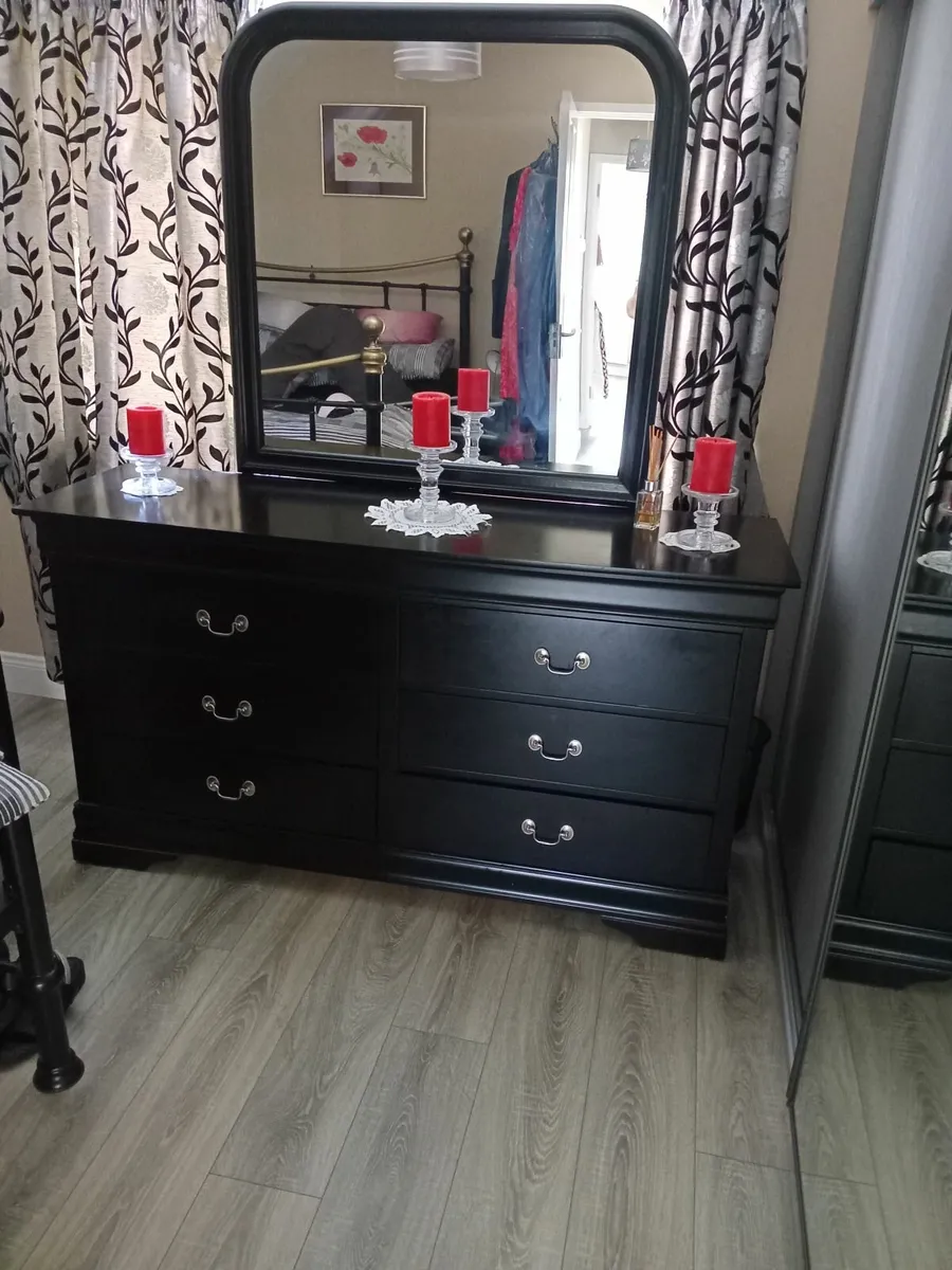 Bedroom furniture - Image 1