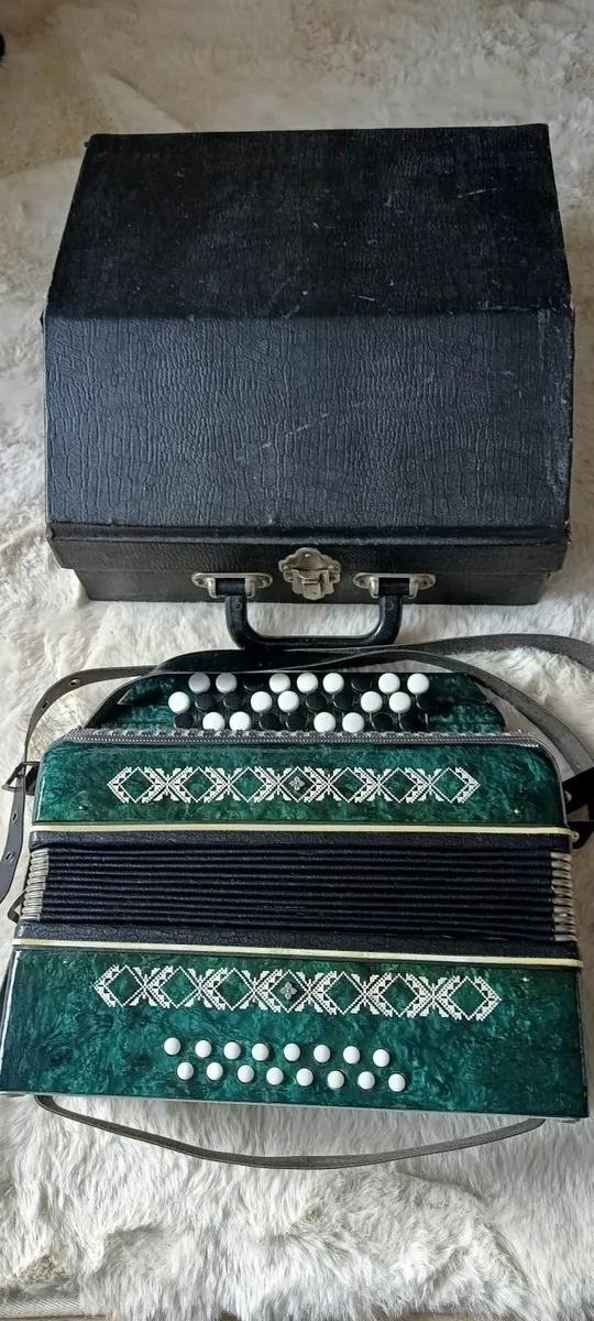 For Sale: Small Russian Accordion Malys – 16 Bass - Image 1