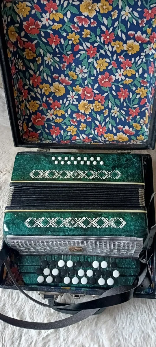 For Sale: Small Russian Accordion Malys – 16 Bass - Image 3
