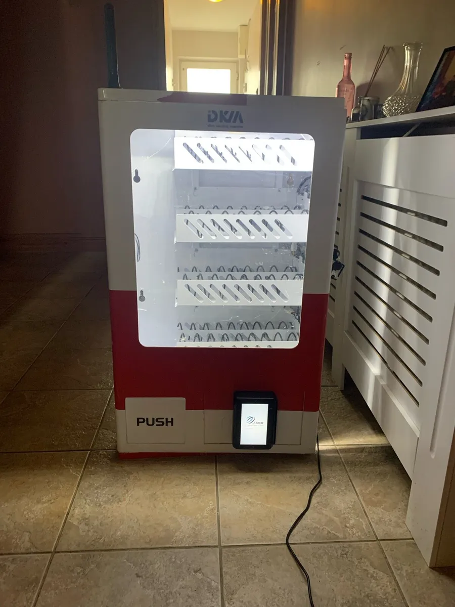 Vending machine with card reader - Image 1