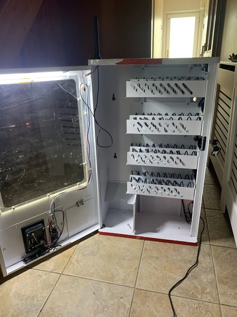 Vending machine with card reader - Image 2
