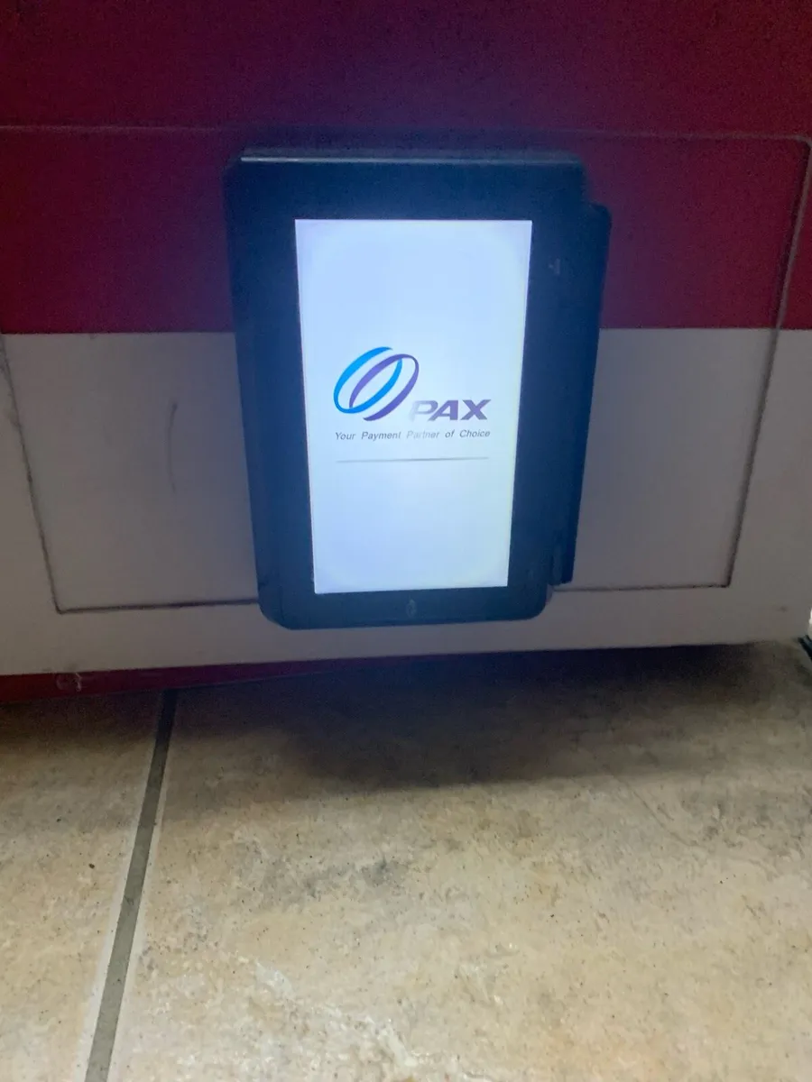 Vending machine with card reader - Image 3