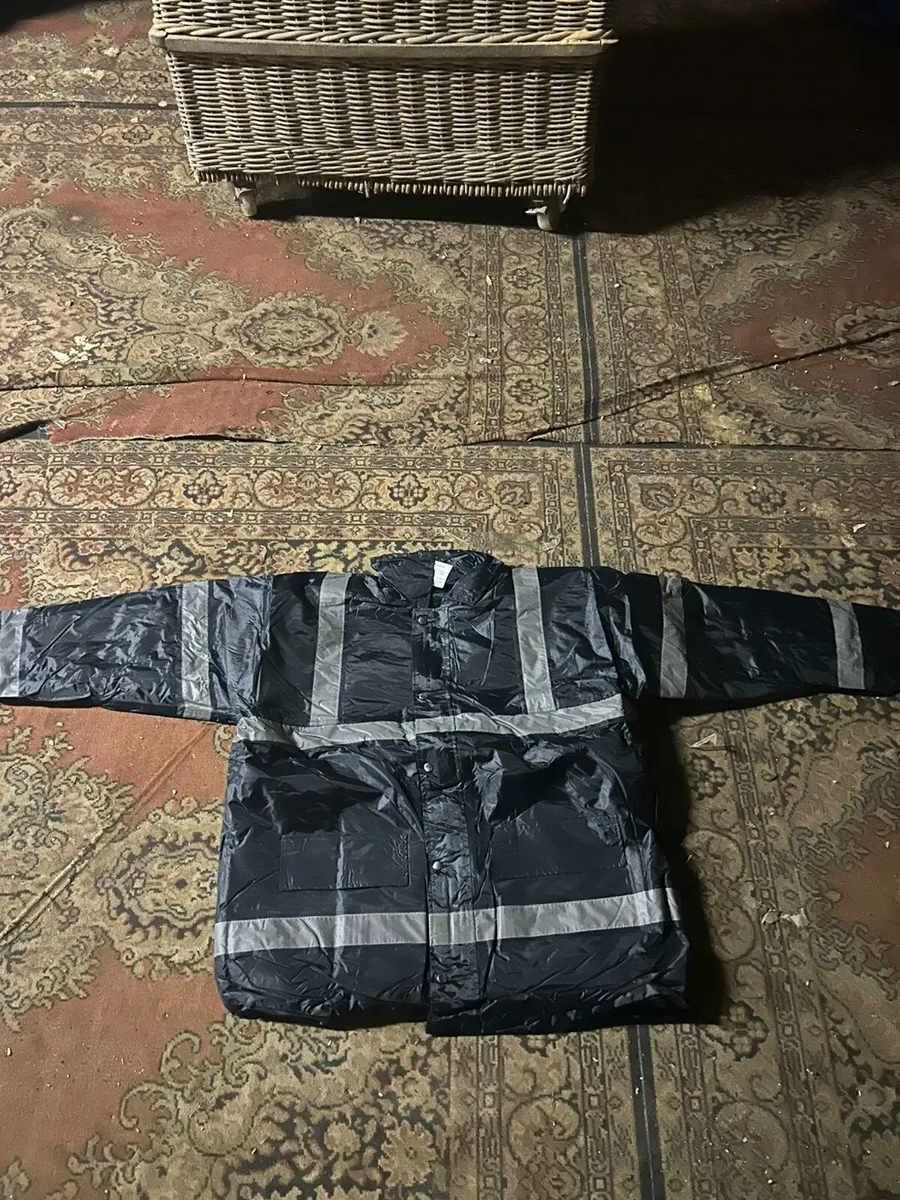 Job lot hi vis jackets - Image 2