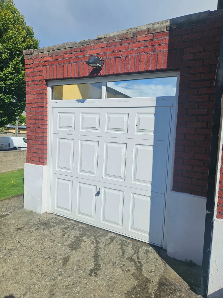 Garage door - Image 1