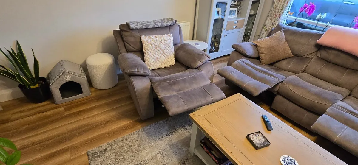 Recliner sofa and arm chair - Image 4