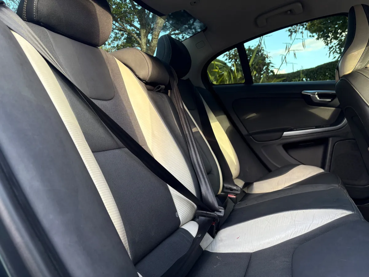 R-DESIGN VOLVO S60 LOW MILEAGE - Image 4