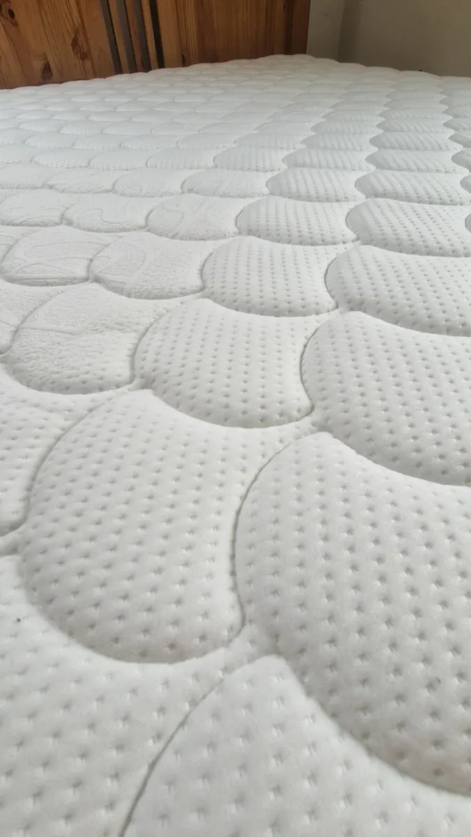 Bed and mattress - Image 3