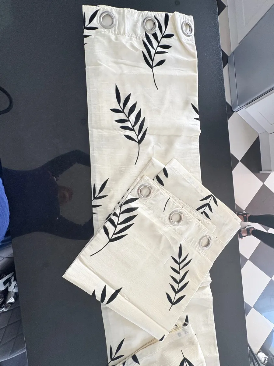 Curtains - Image 2
