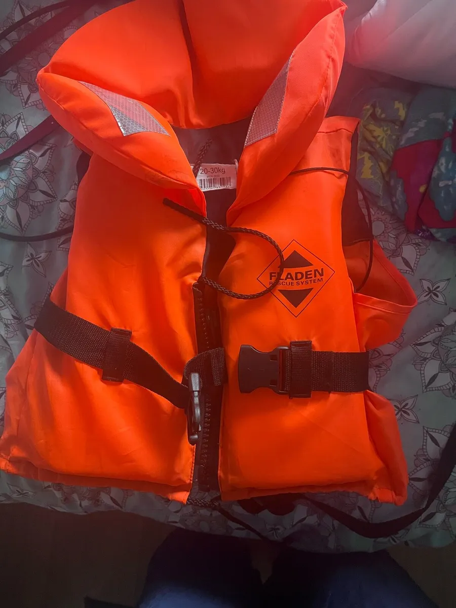 Child’s life jacket (20-30kg) - Image 1