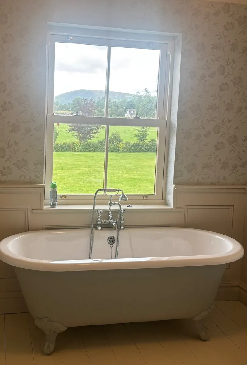 Free standing claw foot bath with taps