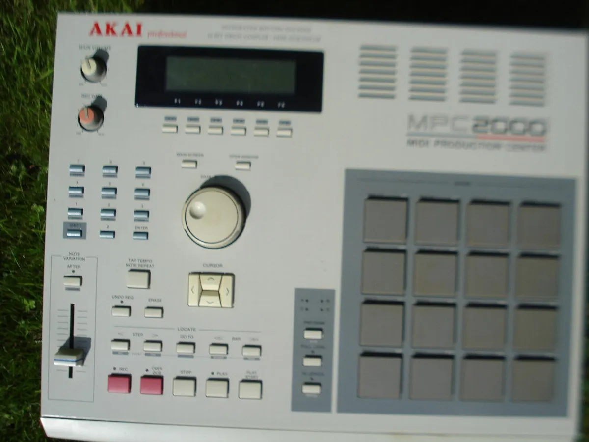 AKAI MPC 2000. - Image 1