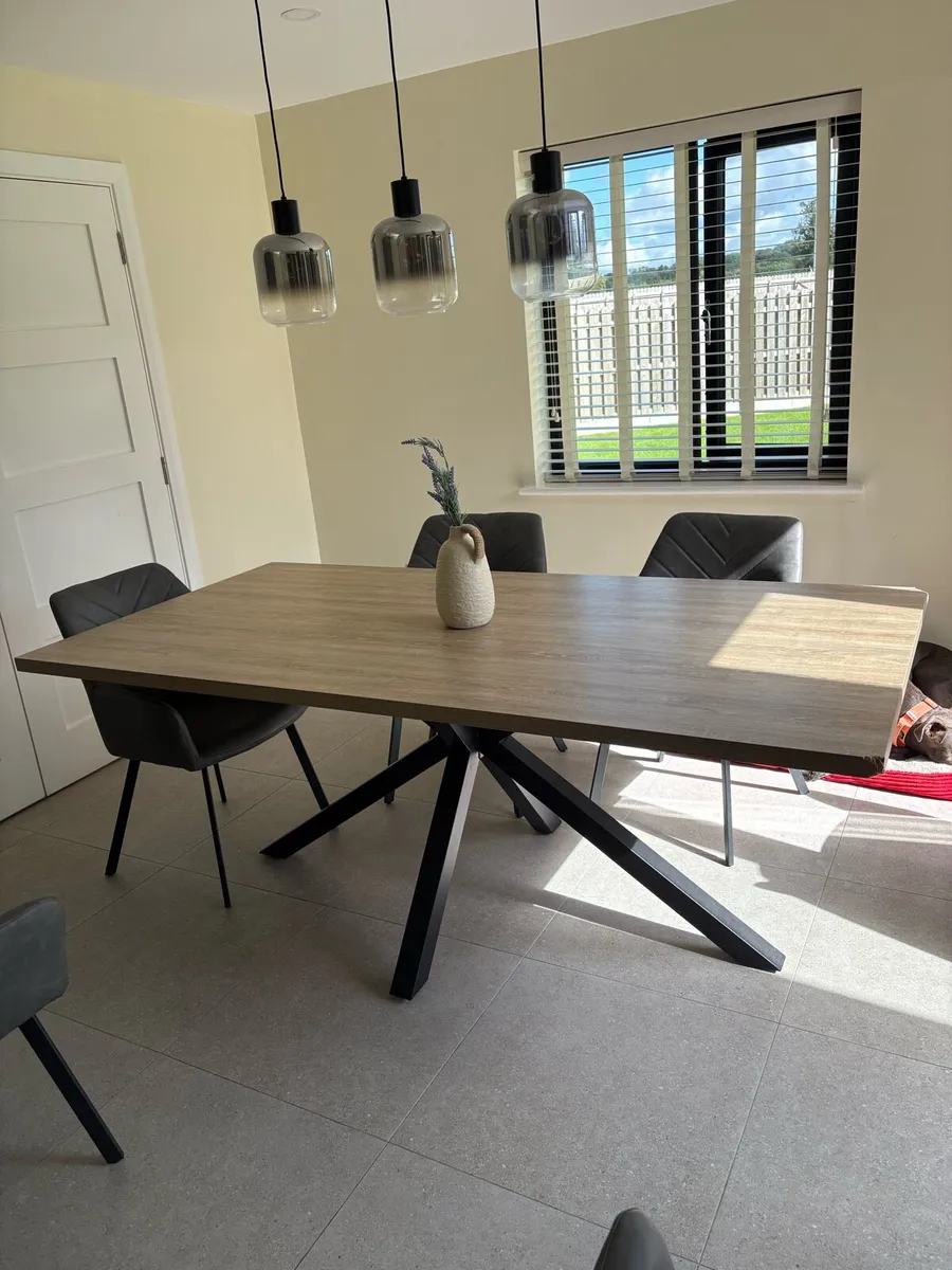 Kitchen table - Image 1