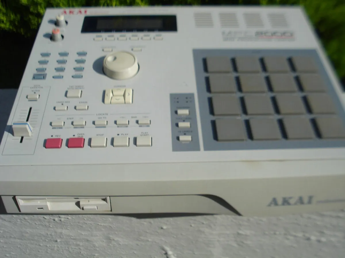 AKAI MPC 2000. - Image 2