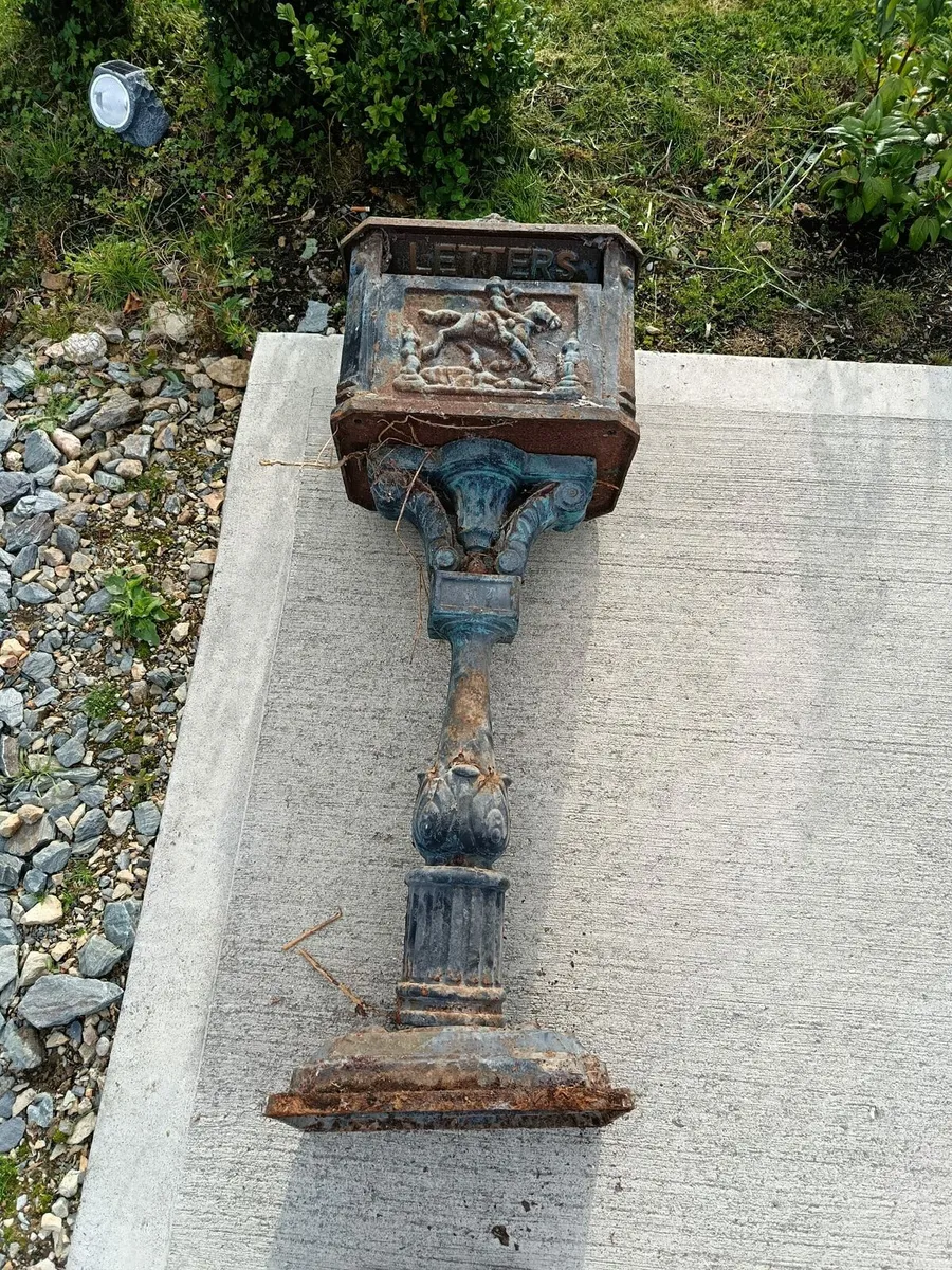 Cast iron post box antique - Image 1