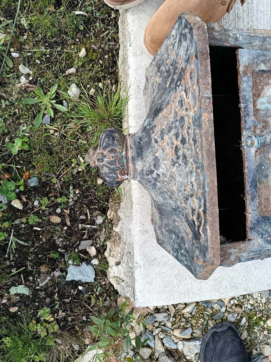 Cast iron post box antique - Image 2