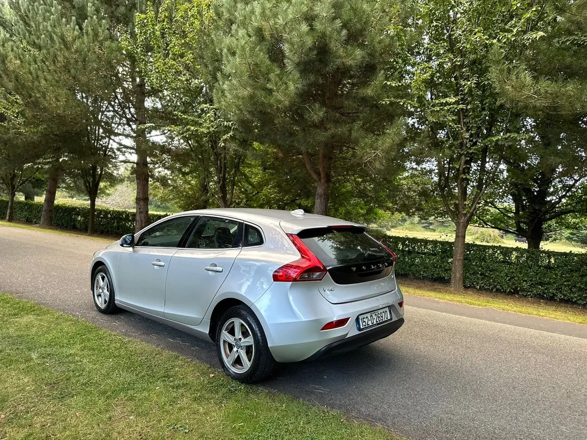 Volvo V40 2015 - Image 2