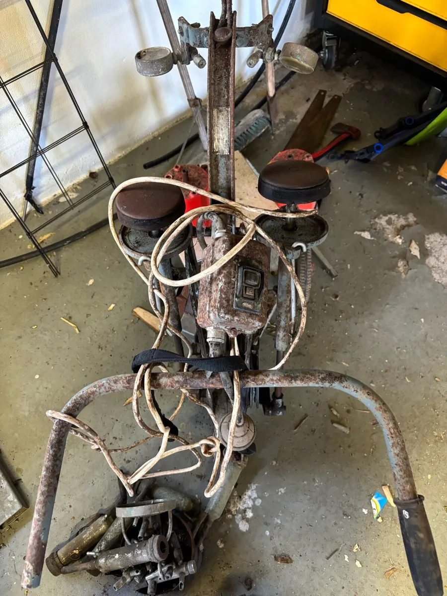 Antique milking machine - Image 2