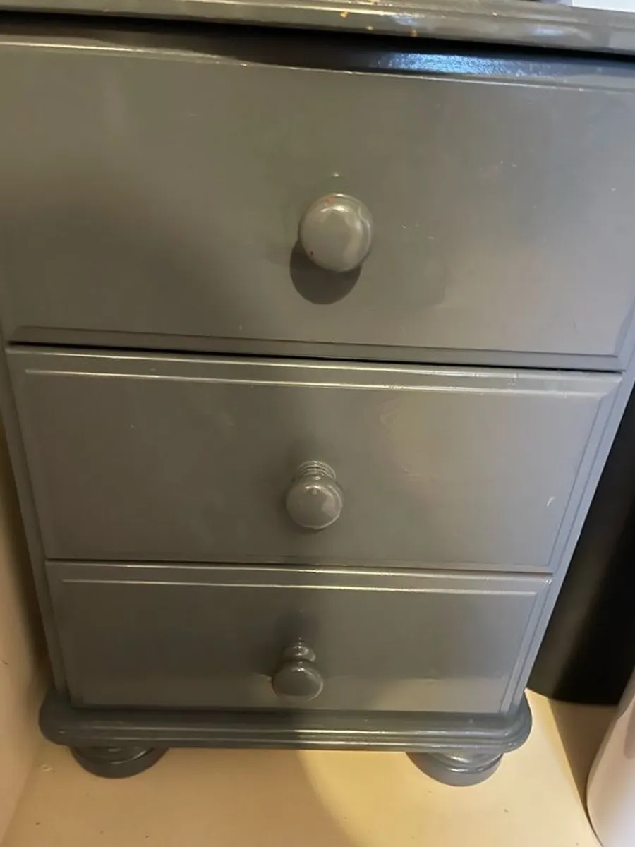 Grey painted three drawer locker - Image 1