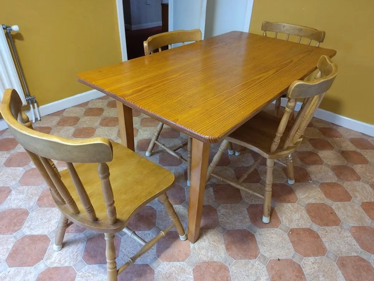 Kitchen table and chairs - Image 1