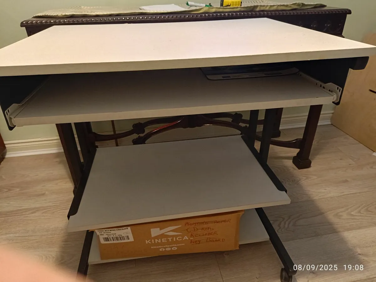 Study desk - Image 1