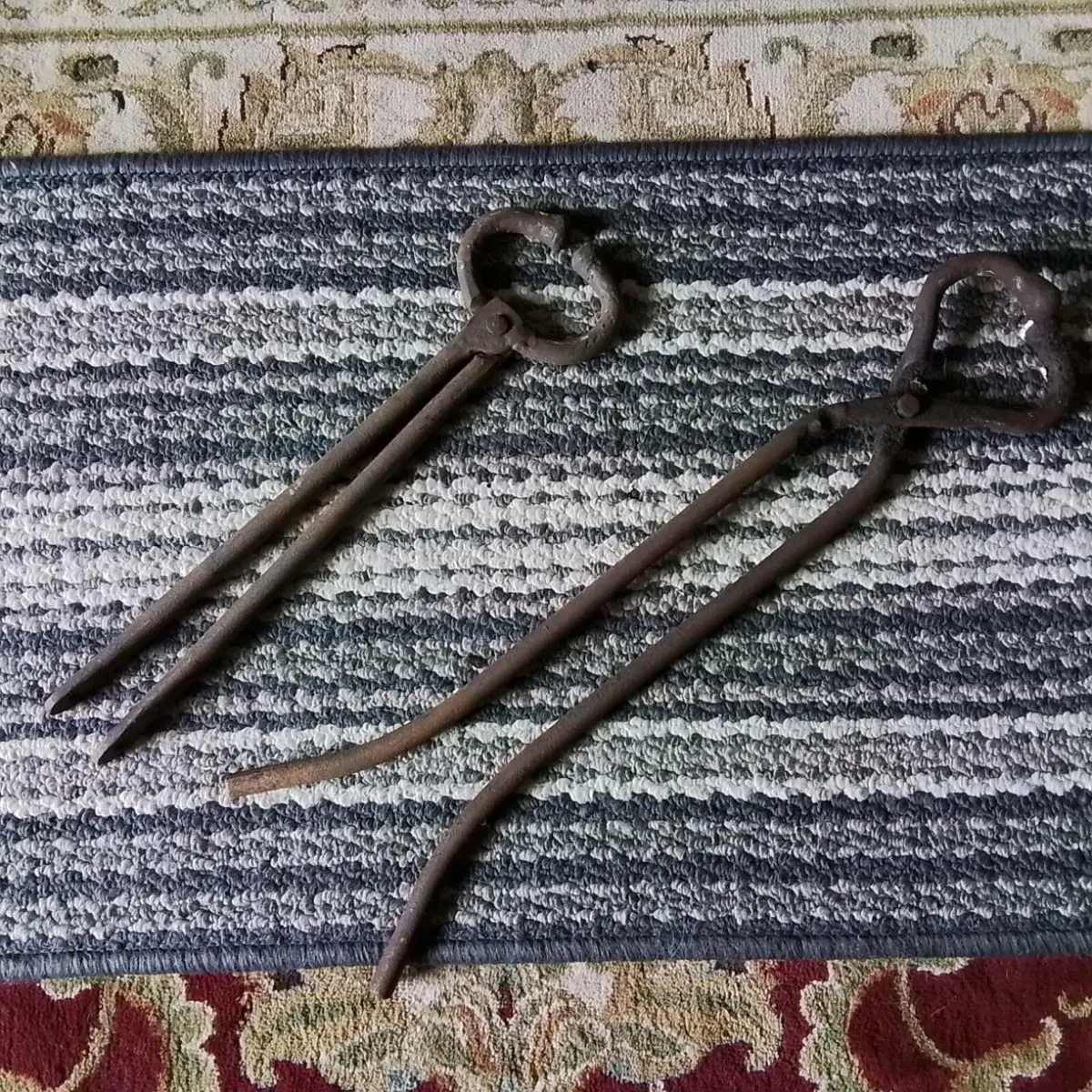 ANTIQUE AND COLLECTABLES - Image 1