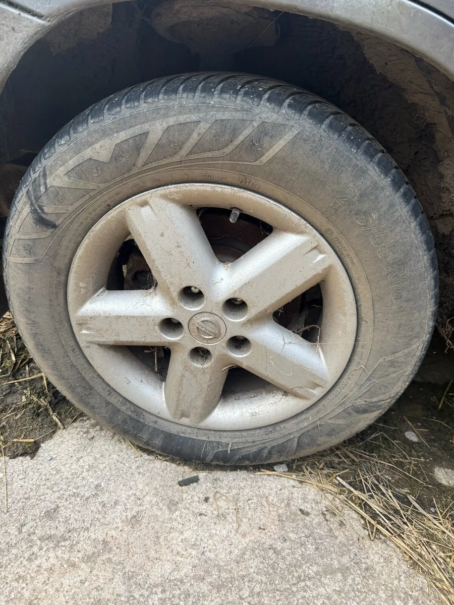 Nissan Alloy wheels - Image 1