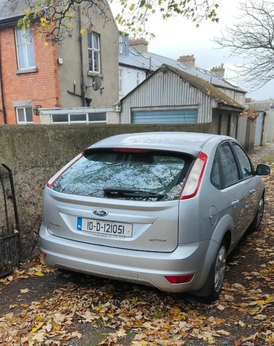 Ford Focus 2010 - Image 2
