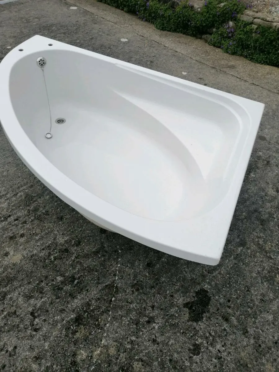 Corner Bath - Image 1