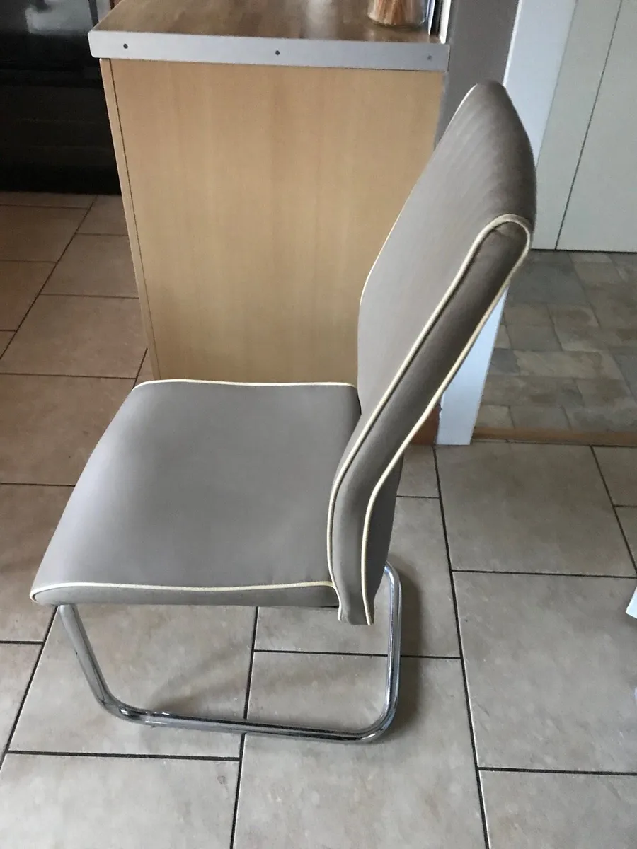 4 Chairs - Image 1
