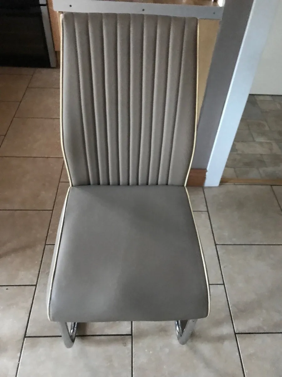 4 Chairs - Image 2