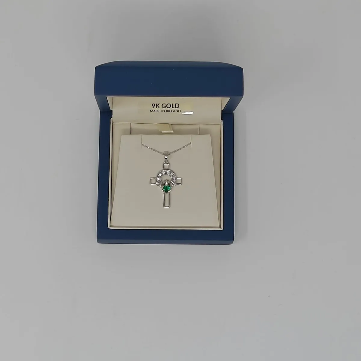9K White Gold Irish Claddagh Green Cross Pendant - Image 3
