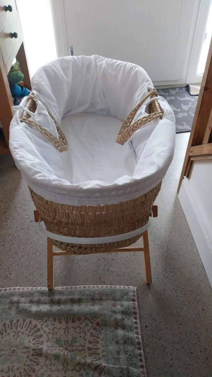 Moses basket  and girl clothes - Image 1