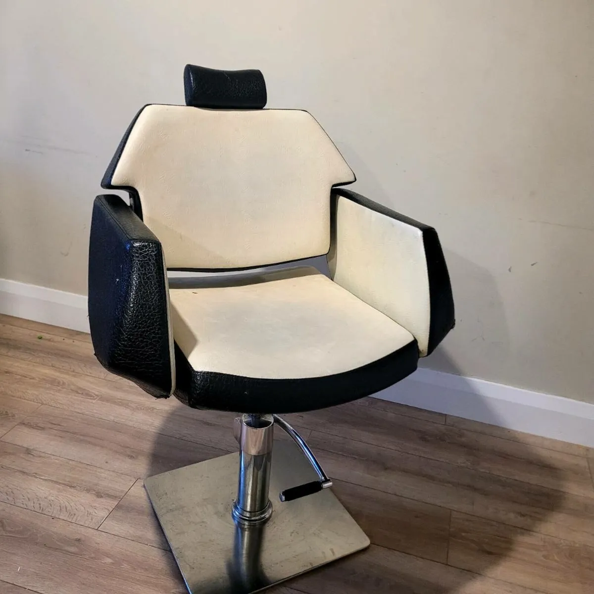 HD Brow Chair - Image 1