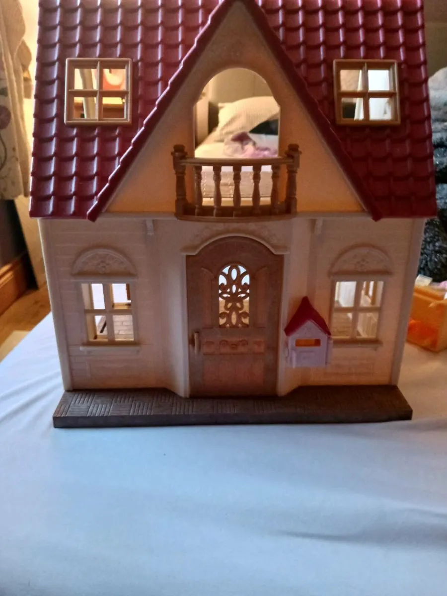 Sylvanian Families house, family and furniture - Image 1