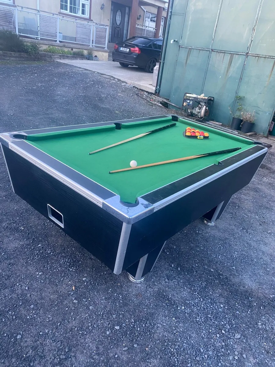 Pool table - Image 1