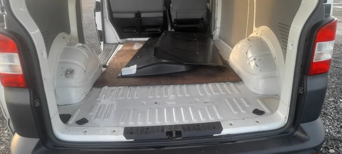 2015 White Volkswagen Transporter 2L TDI SWB - Image 3