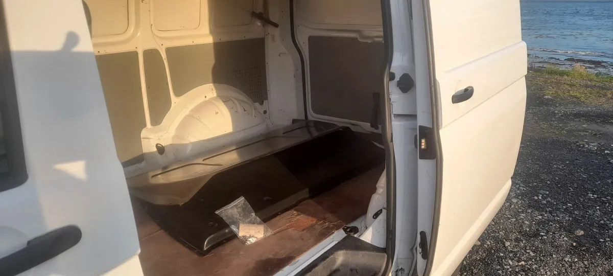 2015 White Volkswagen Transporter 2L TDI SWB - Image 4