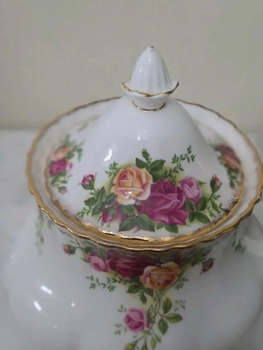Old country roses teapot POSTAGE AVAILABLE - Image 2