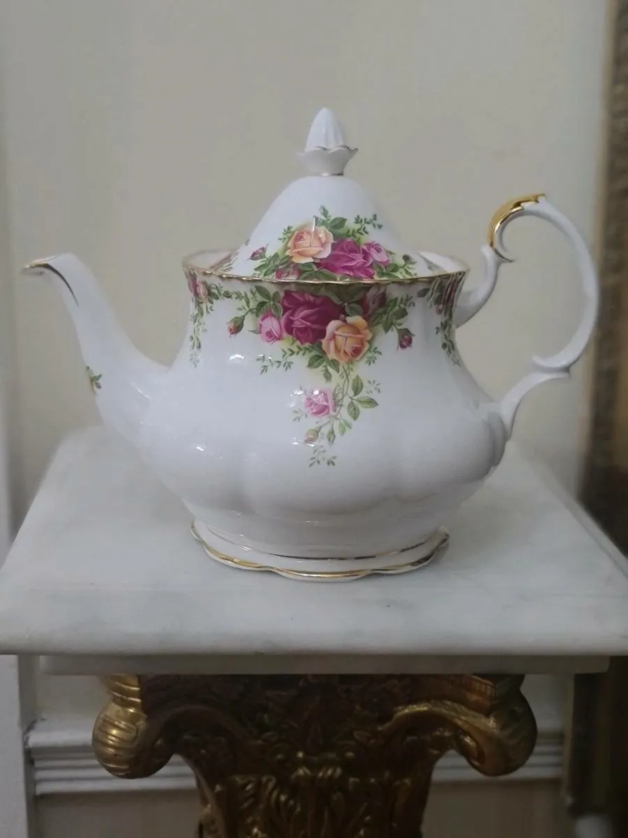 Old country roses teapot POSTAGE AVAILABLE - Image 3