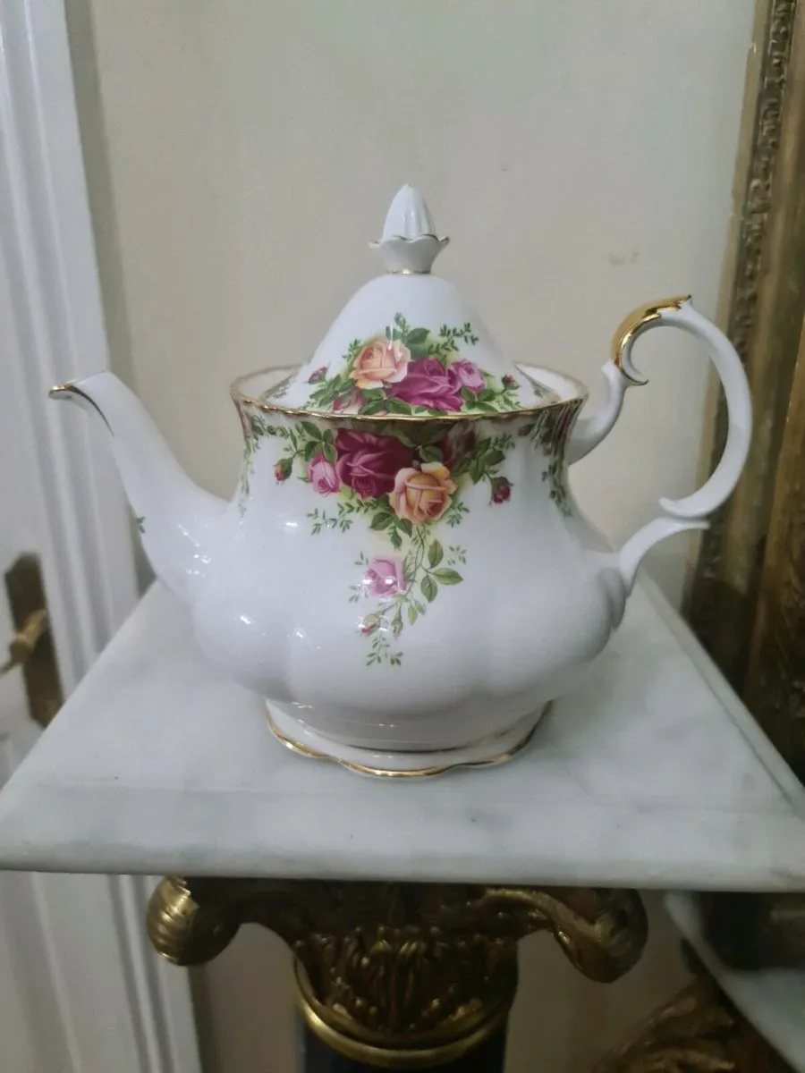 Old country roses teapot POSTAGE AVAILABLE - Image 4