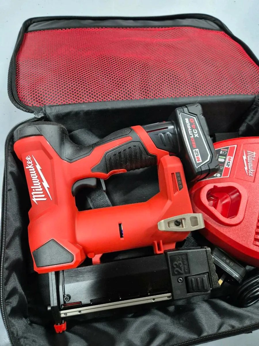 Milwaukee M12 23 Gauge Pin Nail Gun Kit 4.0ah