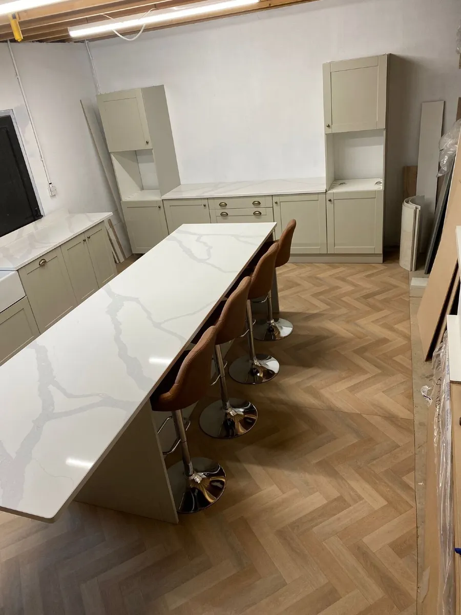 Kitchen with quartz worktops - Image 2
