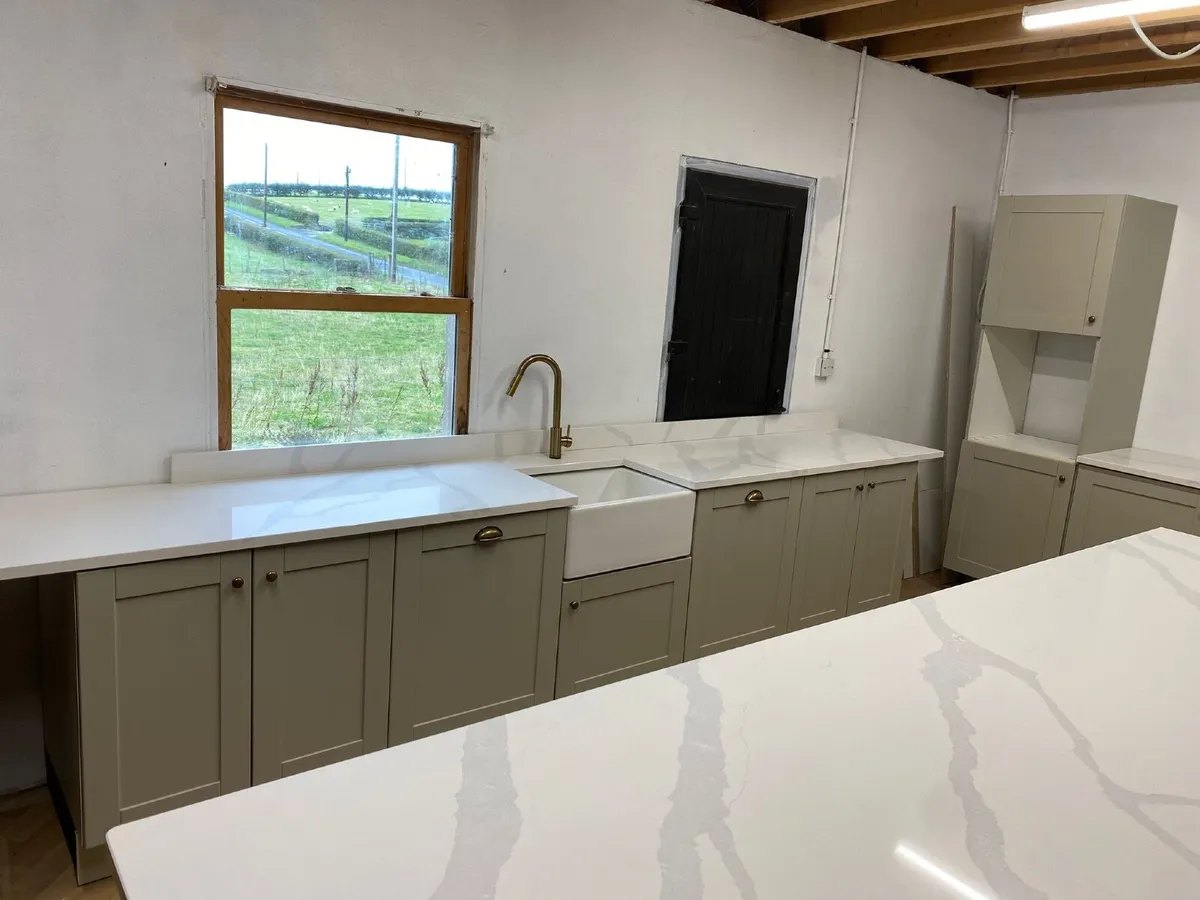Kitchen with quartz worktops - Image 3