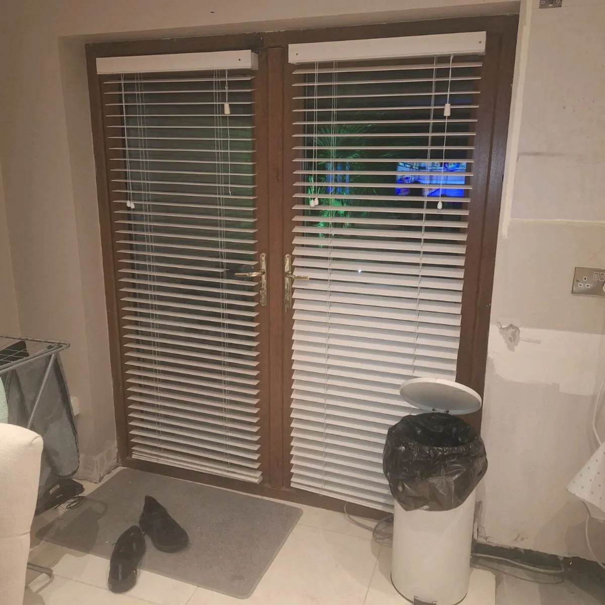 French doors and window and blinds - Image 1