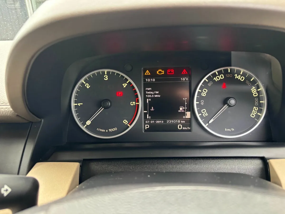 2016 Land Rover Discovery 4 TDV6 Crew Cab - Image 2