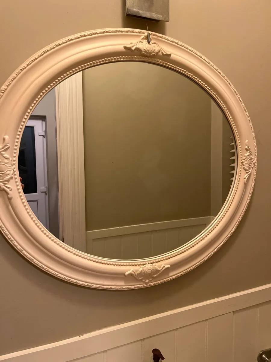 Oval cream mirror