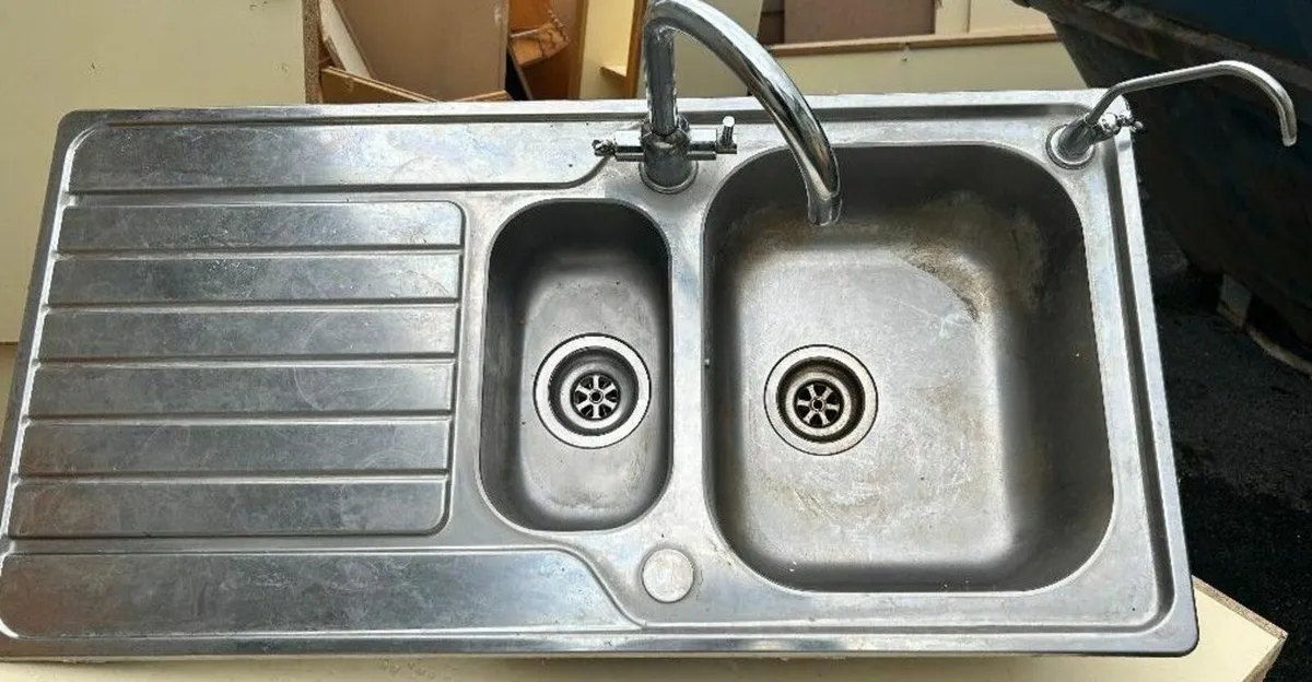 Kitchen sinks and taps - Image 1
