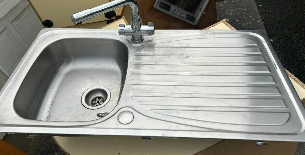 Kitchen sinks and taps - Image 2